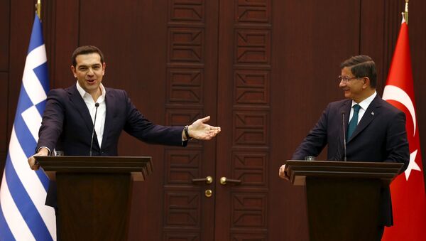 Primer ministo griego Alexis Tsipras y primer ministro turco Ahmet Davutoglu en un encuentro en Turquía - Sputnik Mundo