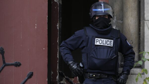 A policeman stands guard in front of a church in the northern Paris suburb of Saint-Denis city center - Sputnik Mundo