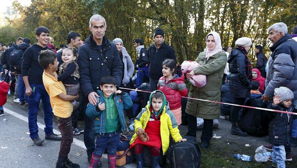 Syrian migrants Zake Khalil, his wife Nagwa and their four children Joan, Torin, Ellen and newborn Hevin arrive at the Austrian-German border in Achleiten near Passau, Germany - Sputnik Mundo