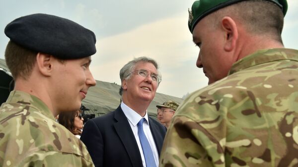 Ministro de Defensa británico Michael Fallon durante los ejercicios militares conjuntos entre Reino Unido y Ucrania - Sputnik Mundo