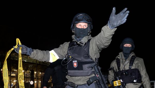 Policías alemanes cerca del estadio de Hannover - Sputnik Mundo