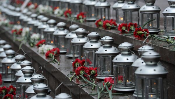 Flores y velas en memoria de las victimas del atentado terrorista en el centro teatral de Dubrovka - Sputnik Mundo
