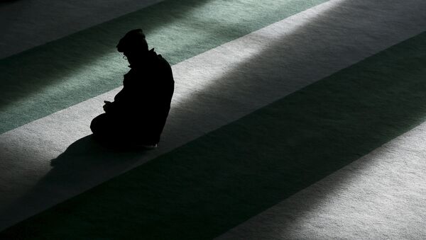 Musulmán está rezando en una mezquita (imagen referencial) - Sputnik Mundo