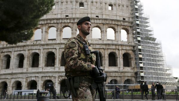 Soldado del Ejército italiano hace guardia enfrente del Coliseo de Roma - Sputnik Mundo