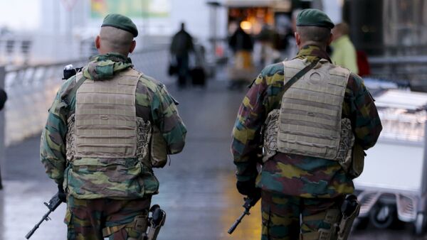 Soldados belgas patrullan las calles de Bruselas - Sputnik Mundo