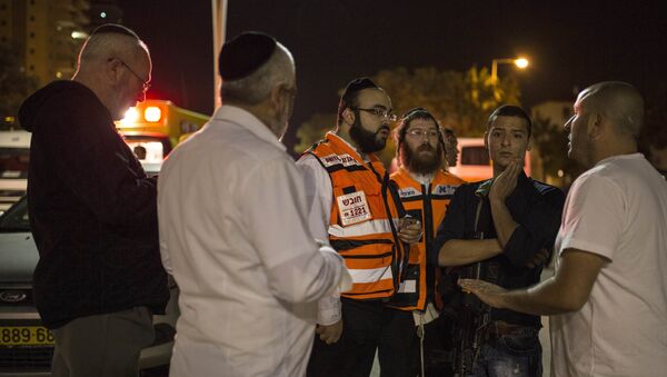Médicos israelíes en lugar del ataque en Kiyat Gat, Israel - Sputnik Mundo