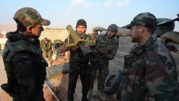 Soldados del Ejército sirio durante una operación militar en suburbio de Damasco - Sputnik Mundo