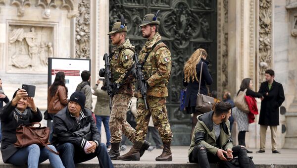 Soldados italianos en Milán, Italia - Sputnik Mundo
