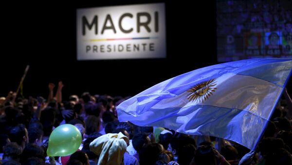 A supporter of Argentinian presidential candidate Mauricio Macri waves an Argentinian national flag as they gather at their headquarters in Buenos Aires, November 22, 2015. - Sputnik Mundo