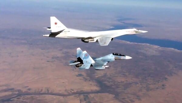 Caza Su-30 y bombardeo Tu-160 en Siria - Sputnik Mundo
