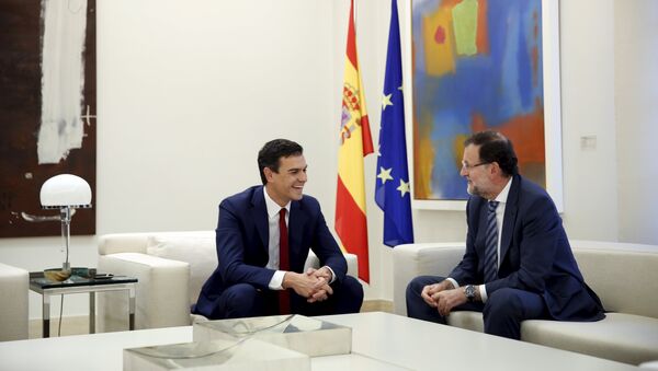 Líder del PSOE, Pedro Sánchez (izda.) y Mariano Rajoy - Sputnik Mundo