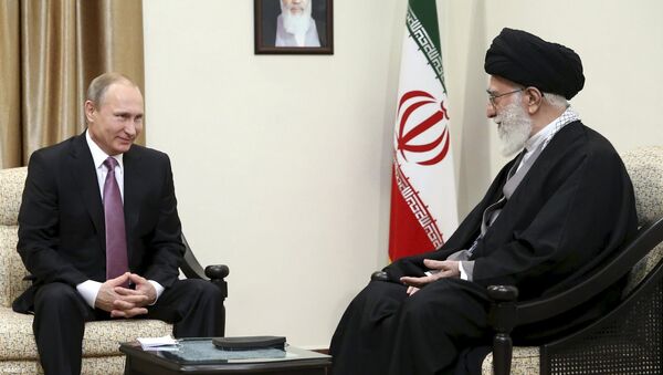 Presidente ruso Vladímir Putin y líder supremo iraní Alí Jameneí durante una reunión en Teherán - Sputnik Mundo