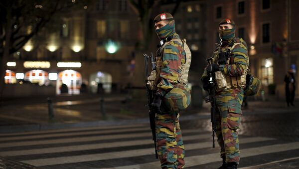 Soldados belgas patrullan en el centro de Bruselas, 23 de noviembre de 2015 - Sputnik Mundo