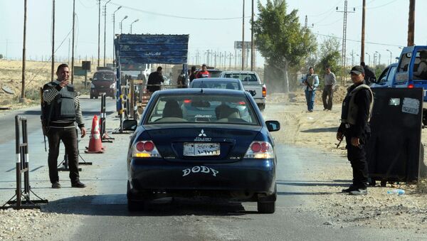 La policía egipcia inspecciona coches en un punto de control en el norte del Sinaí (archivo) - Sputnik Mundo