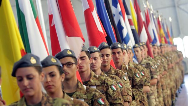 Soldados italianos con las banderas de los países miembros de la OTAN - Sputnik Mundo