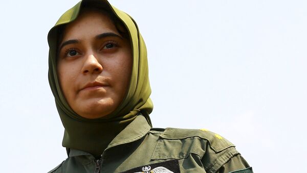 Marium Mukhtiar, mujer piloto de un caza F-17 siniestrado en Pakistán - Sputnik Mundo