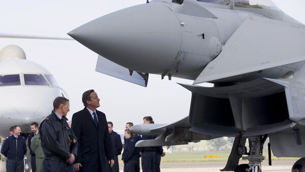 Primer ministro británico David Cameron visita la estación aérea Northolt, London - Sputnik Mundo