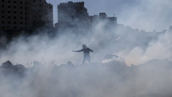 Enfrentamientos entre los manifestantes palestinos y tropas israelíes en Cisjordania (archivo) - Sputnik Mundo
