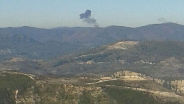 Дым на месте падения самолета Су-24 на границе Сирии и Турции - Sputnik Mundo