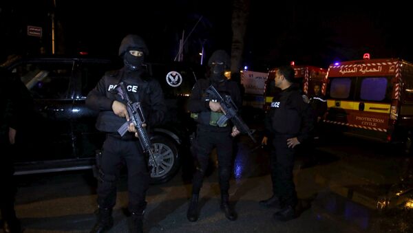 Policía tunecino en el lugar de explosión de un autobús militar - Sputnik Mundo