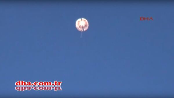 Piloto ruso desciende en paracaídas tras el derribo de Su-24 - Sputnik Mundo