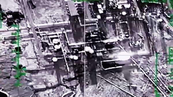Fuerzas Aeroespaciales de Rusia destruyen refinería de petróleo del EI en provincia Deir ez-Zor, Siria (Archivo) - Sputnik Mundo