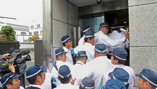Policía japonesa durante una redada en la sede del grupo yakuza Yamaken-gumi en Koba - Sputnik Mundo