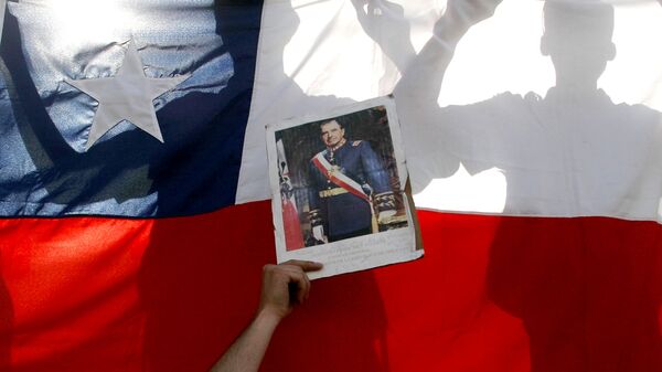 Supporters of former dictator Gen. Augusto Pinochet hold a Chilean flag and a portrait of Pinochet outside the Military Hospital in Santiago, Chile, Monday, Dec. 4, 2006 - Sputnik Mundo