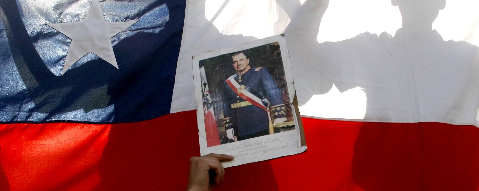 Una foto de Pinochet con bandera chilena del fondo - Sputnik Mundo, 1920, 16.02.2022