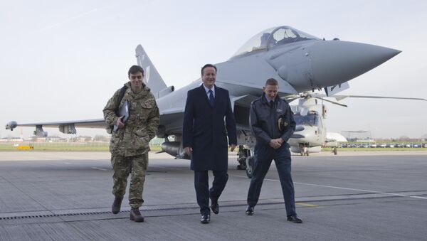 David Cameron, primer ministro del Reino Unido (centro) - Sputnik Mundo