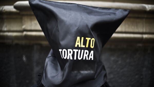 Activists of Amnesty International demonstrate against torture in Mexico, before submitting to the press a report entitled Out of control: Torture and other ill-treatment in Mexico, on September 4, 2014 - Sputnik Mundo
