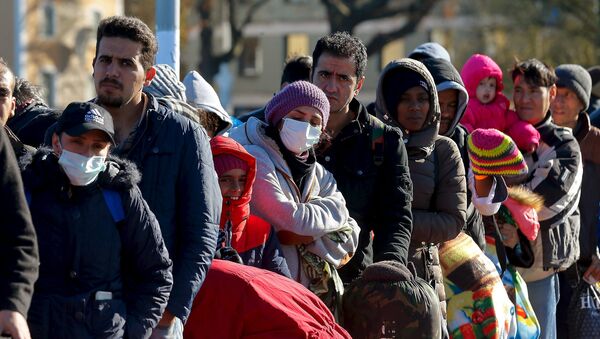 Refugiados esperan en la cola para cruzar la frontera entre Austria y Alemania - Sputnik Mundo