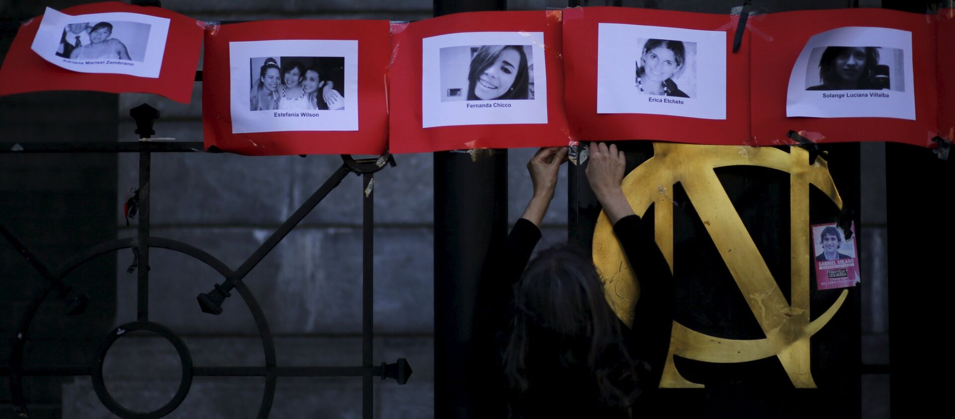 Fotos de las víctimas de femicidio en Argentina durante una manifestación en el Día Internacional contra la Violencia de Género - Sputnik Mundo, 1920, 24.11.2018