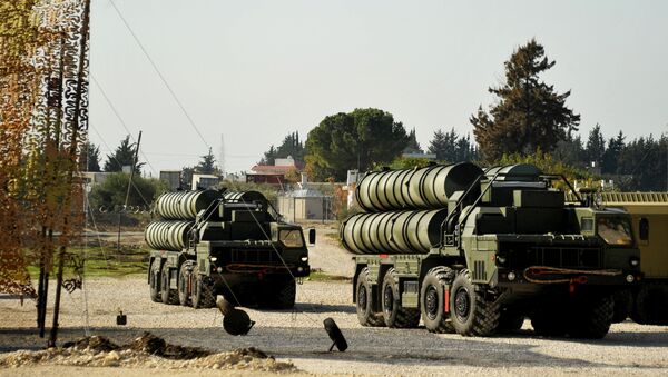 Lanzaderas del sistema S-400 en el aeródromo de Hmeymim en Siria - Sputnik Mundo