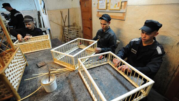 Reclusos fabrican muebles en una cárcel de Ekaterimburgo - Sputnik Mundo