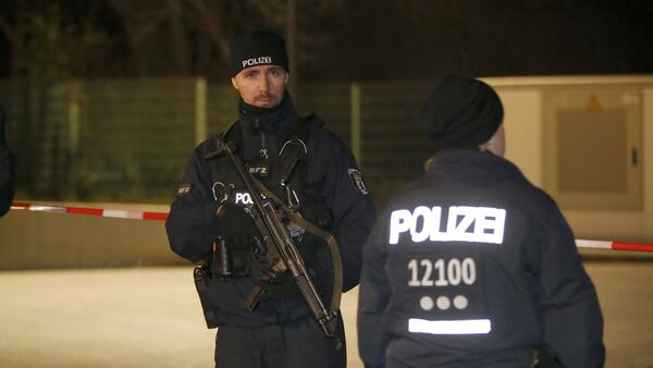 Police officers stand guard during a raid on a building in Britz, south Berlin, Germany November 26, 2015. - Sputnik Mundo