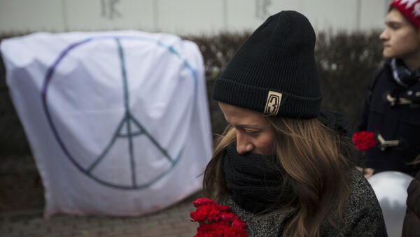 Homenaje a las víctimas de los atentados de París frente a la embajada de Francia en Moscú - Sputnik Mundo