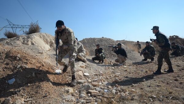 Milicias progubernamentales en el campo de entrenamiento en suburbio de Damasco, Siria - Sputnik Mundo