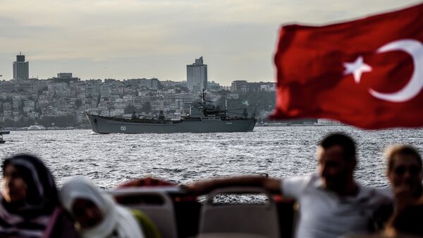 A Turkish flag flies on a ferry as Russian warship the BSF Saratov 150 sails through the Bosphorus off Istanbul en route to the eastern Mediterranean sea on September 26, 2015 - Sputnik Mundo