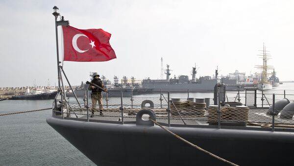 Buque turco durante los ejercicios conjuntos de Turquía y la OTAN en el mar Negro (archivo) - Sputnik Mundo