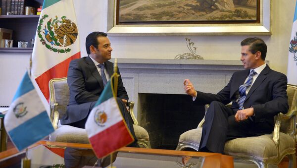Presidente de Guatemala, Jimmy Morales (izda.) y presidente de México, Enrique Peña - Sputnik Mundo