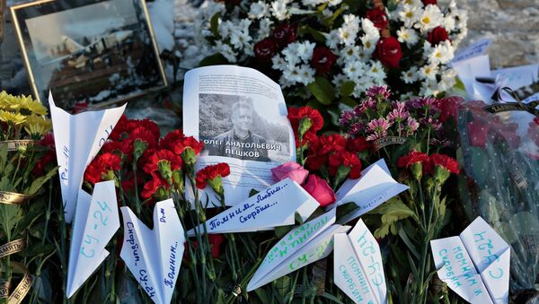 Los ciudadanos rinden homenaje a Oleg Peshkov, piloto del avión Su-24 derribado en Siria - Sputnik Mundo