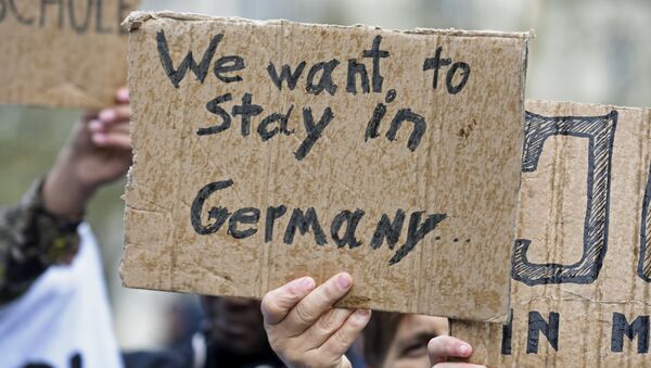 Los refugiados con cartelas que dicen: 'Queremos quedarnos en Alemania' - Sputnik Mundo