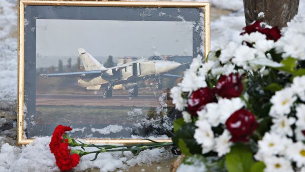 Los ciudadanos rinden homenaje a Oleg Peshkov, piloto del avión Su-24 derribado en Siria - Sputnik Mundo