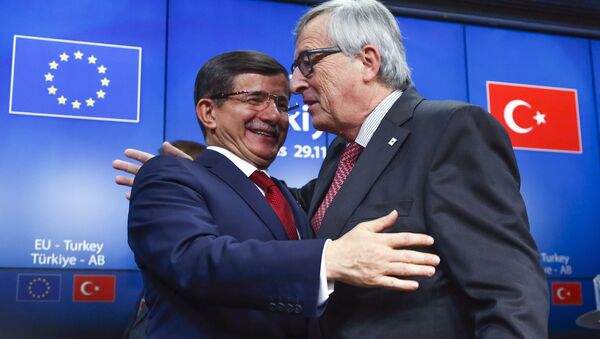 Primer ministro de Turquía, Ahmet Davutoglu, y presidente de la Comisión Europea, Jean-Claude Juncker - Sputnik Mundo
