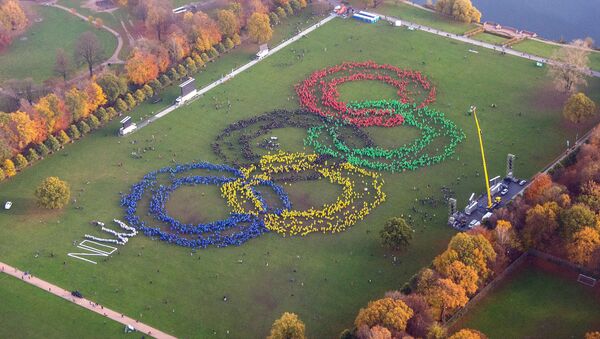 Miles de personas forman anillos olímpicos para apoyar la candidatura de Hamburgo para los Juegos Olímpicos de 2024, en un parque en Hamburgo, Alemania - Sputnik Mundo