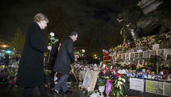 Сanciller de Alemania, Angela Merkel y presidente de Francia, François Hollande durante una ceremonia para conmemorar a los muertos en los ataques terroristas en París - Sputnik Mundo