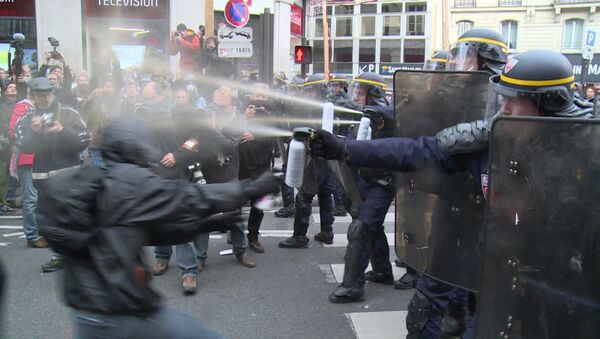 Chorros de gas pimienta para manifestantes de París - Sputnik Mundo