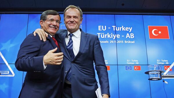 Primer ministro de Turquía, Ahmet Davutoglu, presidente del Consejo de la UE, Donald Tusk, en la cumbre UE-Turquía - Sputnik Mundo