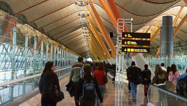 Los pasajeros en el Aeropuerto Barajas de Madrid - Sputnik Mundo